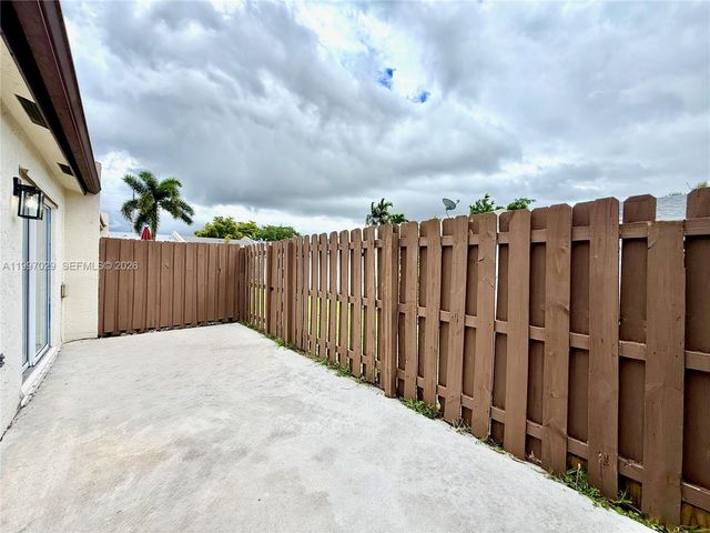 9254 NW 18th St, Pembroke Pines, FL 33024
