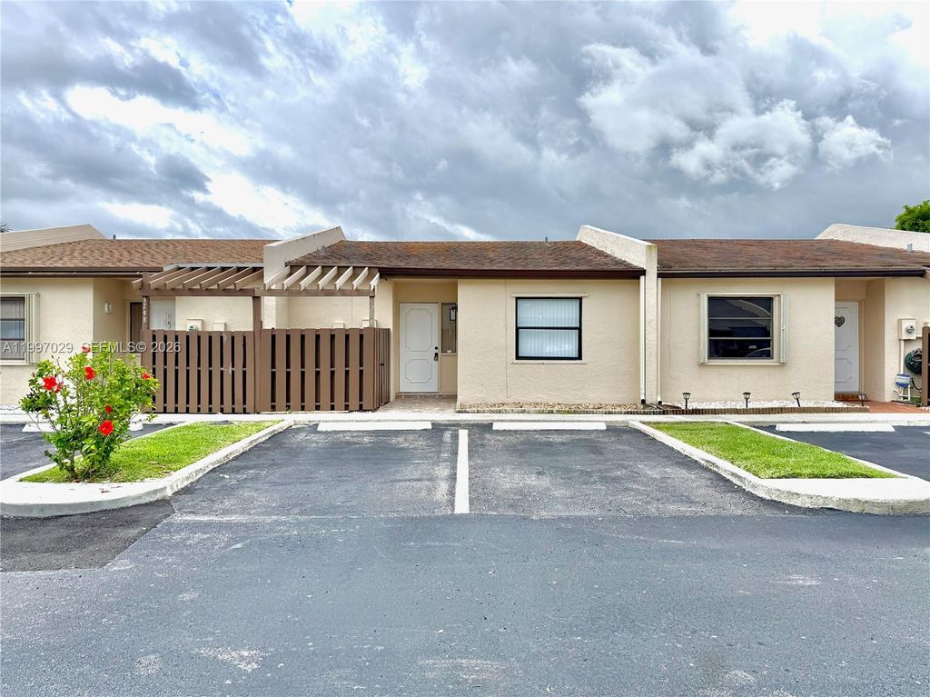 9254 NW 18th St, Pembroke Pines, FL 33024