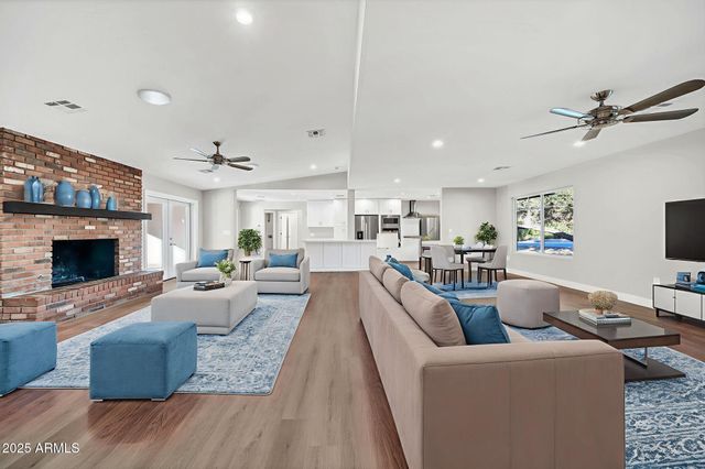 641 W LINGER Lane, Phoenix, AZ 85021