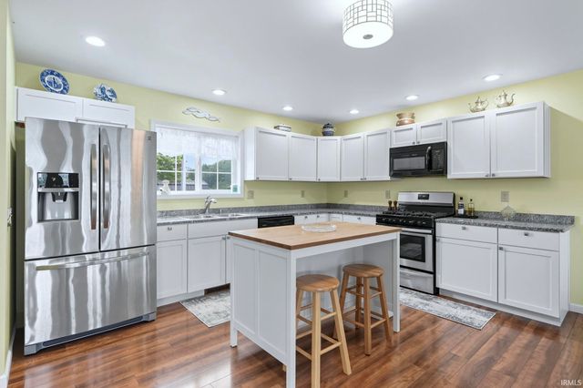 1425 E 700 Road, Wolcottville, IN 46795