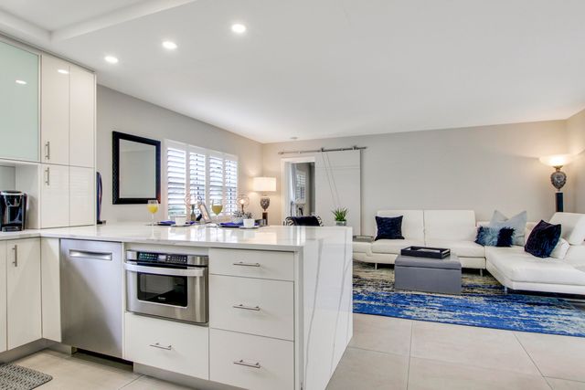 100 Venetian Drive 2, Delray Beach, FL 33483