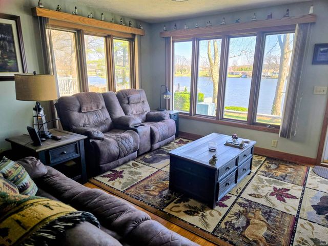 5889 N STAHL ROAD, Monon, IN 47959