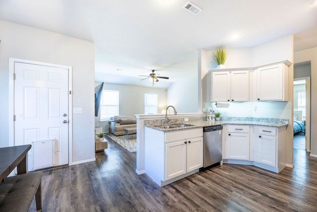 1326 S Kingfisher Lane, Fayetteville, AR 72701
