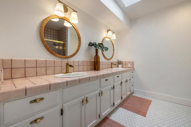 19404 Fawn Dr, Woodbridge, CA 95258