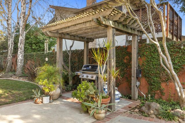 19404 Fawn Dr, Woodbridge, CA 95258