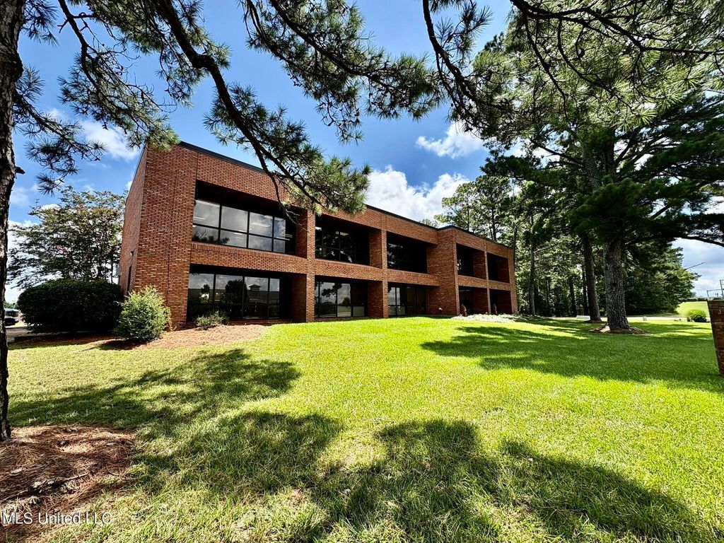 1 Woodgreen Place, 202, Madison, MS 39110