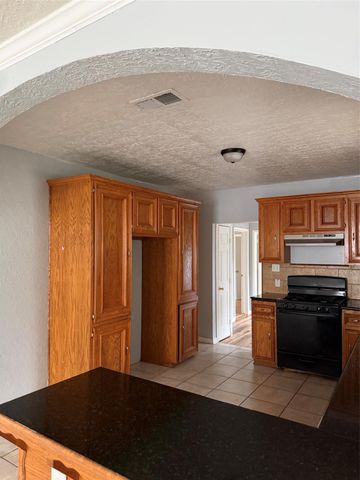818 N Commerce Street, Baytown, TX 77520