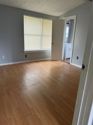 818 N Commerce Street, Baytown, TX 77520