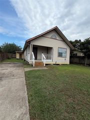 818 N Commerce Street, Baytown, TX 77520
