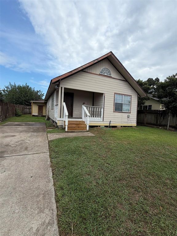 818 N Commerce Street, Baytown, TX 77520