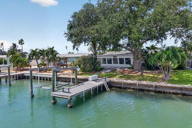 541 LILLIAN DRIVE, Madeira Beach, FL 33708