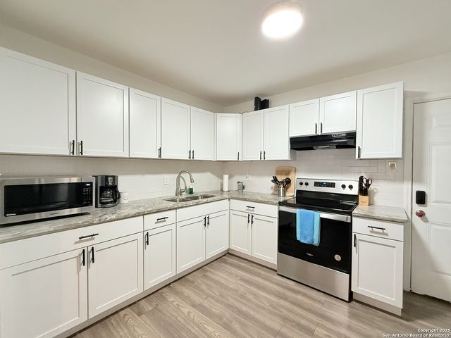 2202 HAYS ST, San Antonio, TX 78202