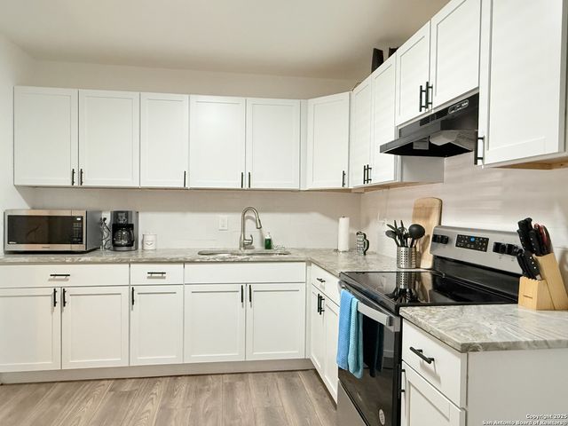 2202 HAYS ST, San Antonio, TX 78202