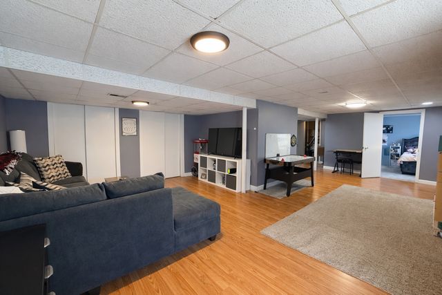 1587 Brookside Drive, Hoffman Estates, IL 60169