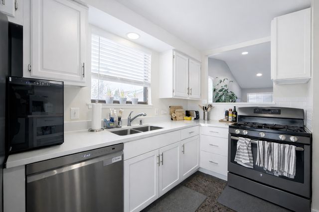 1587 Brookside Drive, Hoffman Estates, IL 60169