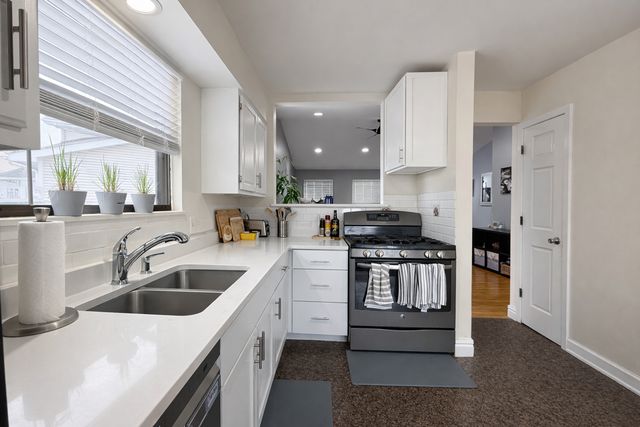 1587 Brookside Drive, Hoffman Estates, IL 60169