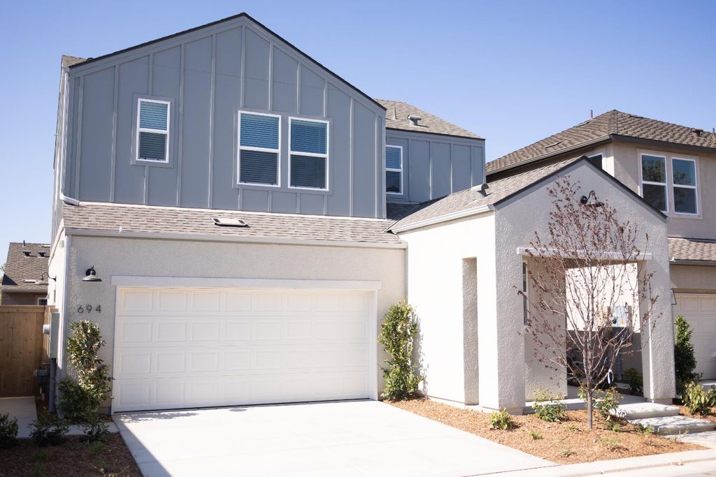 694 Alexis Way, Madera, CA 93636