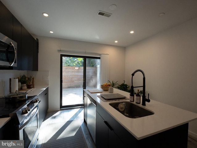 922 W YORK ST, Philadelphia, PA 19133