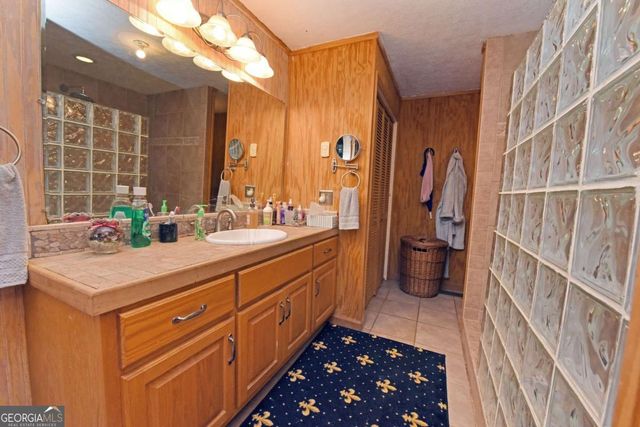 742 Hillcrest Drive, Mccaysville, GA 30555