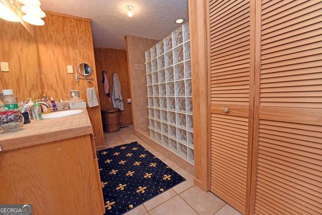 742 Hillcrest Drive, Mccaysville, GA 30555