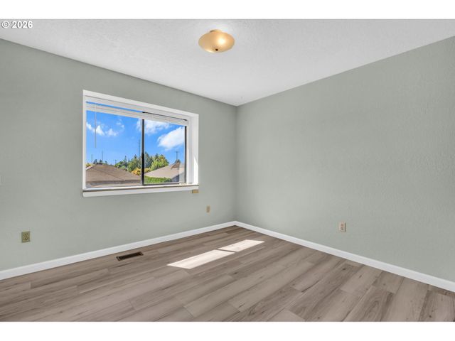 3010 Ne LINDEN Ave, Gresham, OR 97030