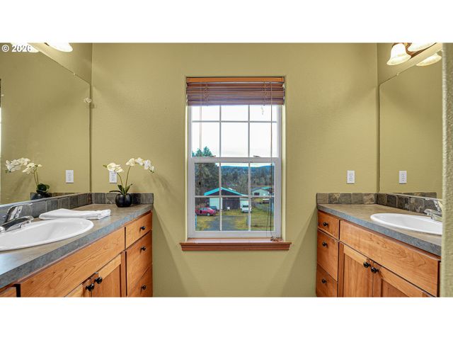 1013 4TH Ave, Vernonia, OR 97064