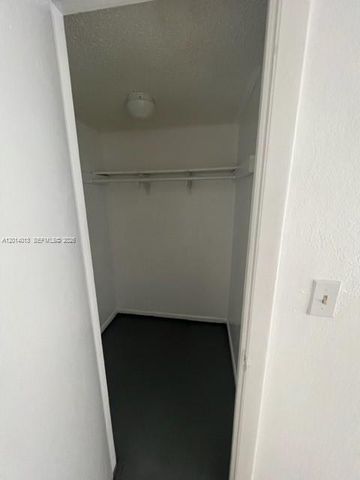15153 NE 6th Ave 10, Miami, FL 33162