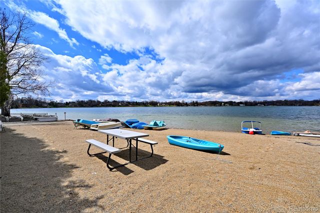 1966 Klingensmith Road 18C, Bloomfield Hills, MI 48302