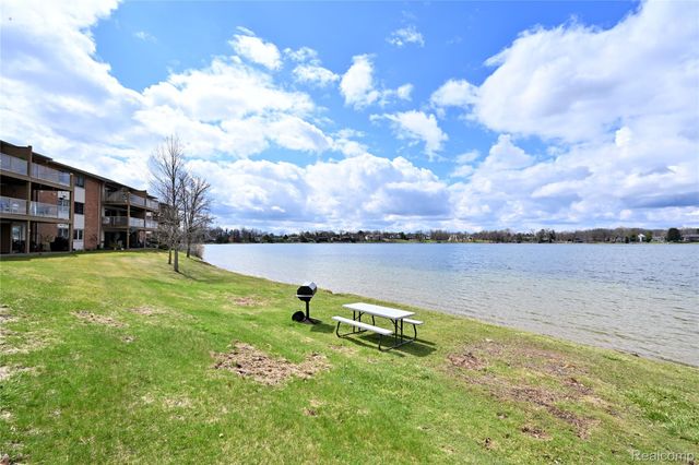 1966 Klingensmith Road 18C, Bloomfield Hills, MI 48302