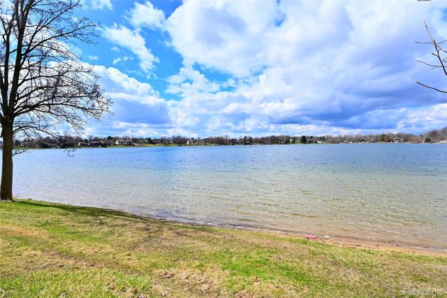 1966 Klingensmith Road 18C, Bloomfield Hills, MI 48302