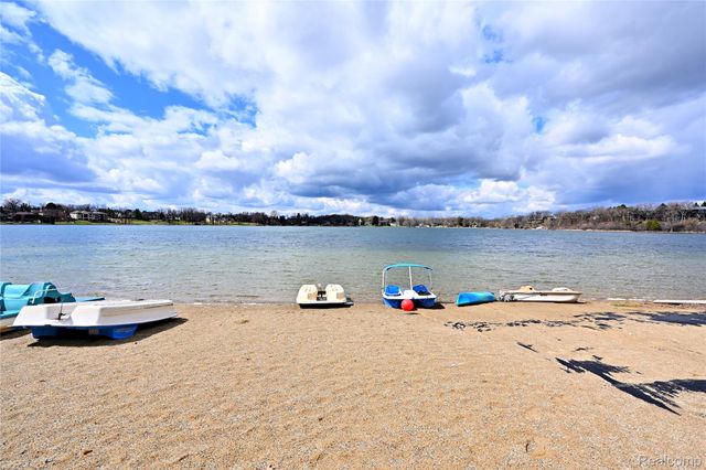 1966 Klingensmith Road 18C, Bloomfield Hills, MI 48302