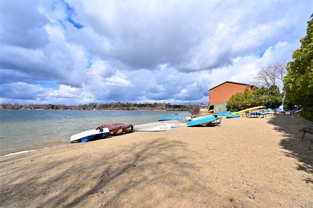 1966 Klingensmith Road 18C, Bloomfield Hills, MI 48302