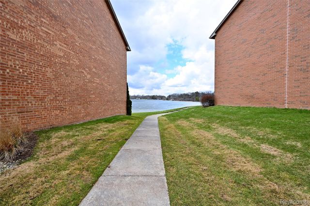 1966 Klingensmith Road 18C, Bloomfield Hills, MI 48302