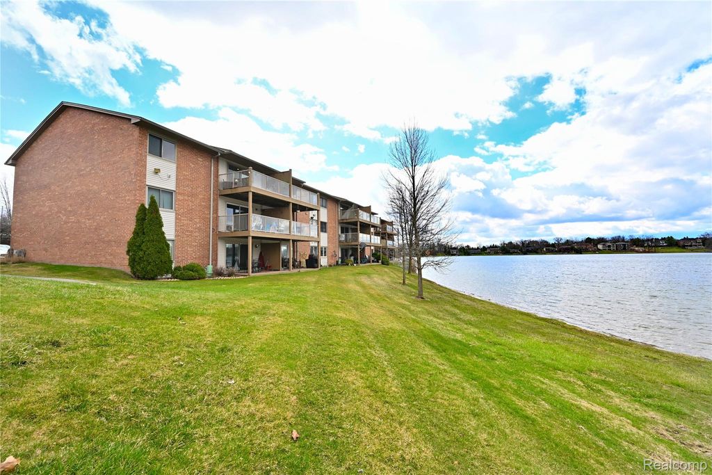 1966 Klingensmith Road 18C, Bloomfield Hills, MI 48302
