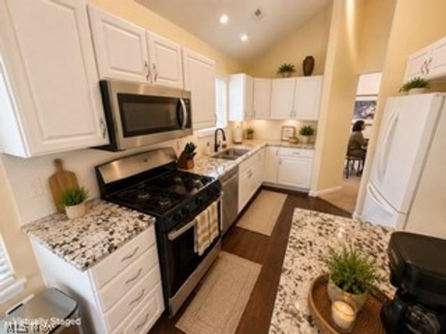 244 Vista Circle 15B, North Olmsted, OH 44070