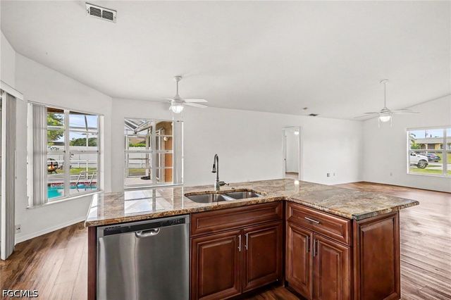 628 SE 21st LN, Cape Coral, FL 33990