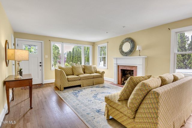 300 Southwest Grove Terrace Drive, Abingdon, VA 24210