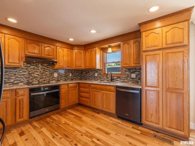 1128 W PROGRESS Street, Metamora, IL 61548