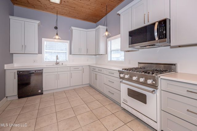 1209 Calhoun Street, Ocean Springs, MS 39564