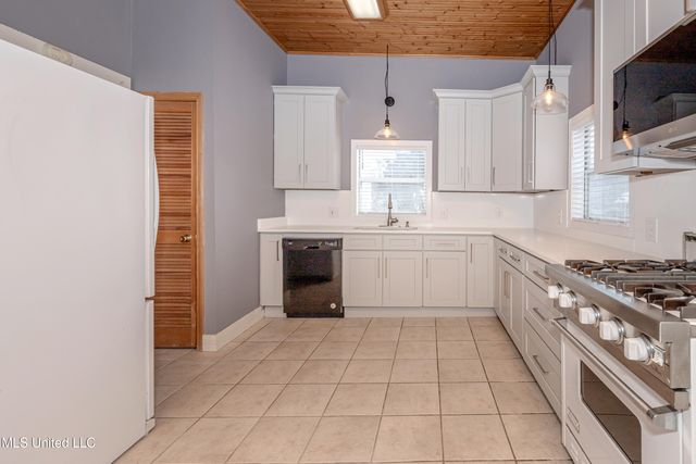 1209 Calhoun Street, Ocean Springs, MS 39564