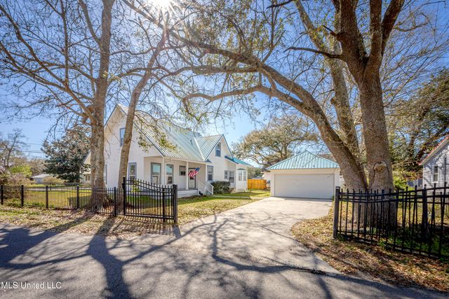 1209 Calhoun Street, Ocean Springs, MS 39564