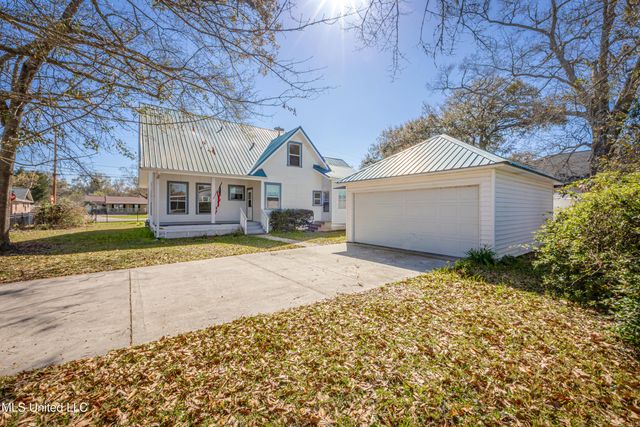 1209 Calhoun Street, Ocean Springs, MS 39564