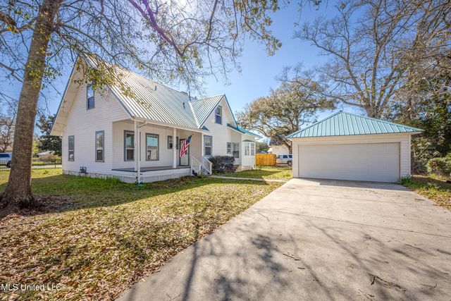 1209 Calhoun Street, Ocean Springs, MS 39564