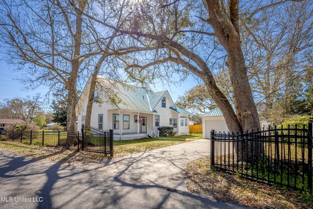 1209 Calhoun Street, Ocean Springs, MS 39564