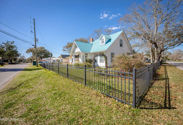 1209 Calhoun Street, Ocean Springs, MS 39564