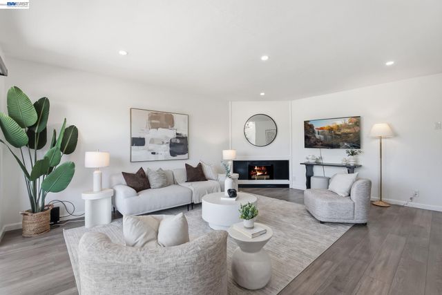 243 Castro St, San Leandro, CA 94577
