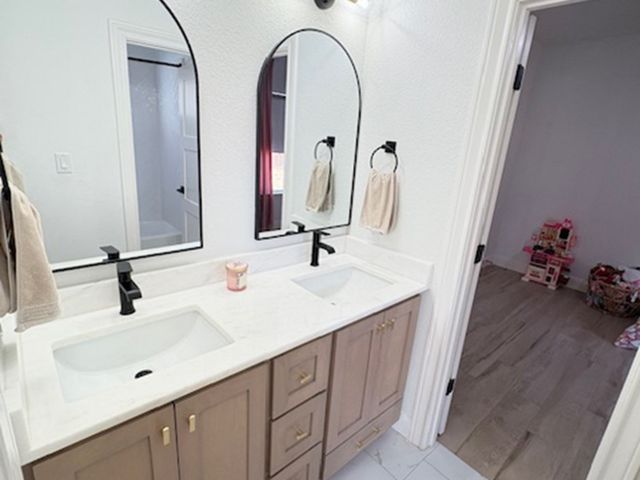 109 W Medium Meadow, Lytle, TX 78052