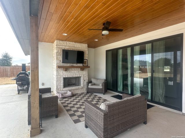 109 W Medium Meadow, Lytle, TX 78052