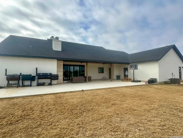 109 W Medium Meadow, Lytle, TX 78052