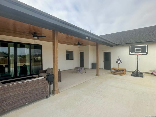 109 W Medium Meadow, Lytle, TX 78052